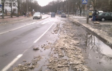 В Киеве дорожники вываливают нерастаявшие сугробы на дорогу