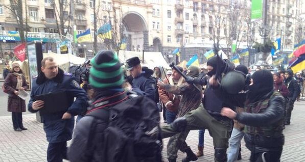 Неизвестные в масках избили милиционеров возле КГГА