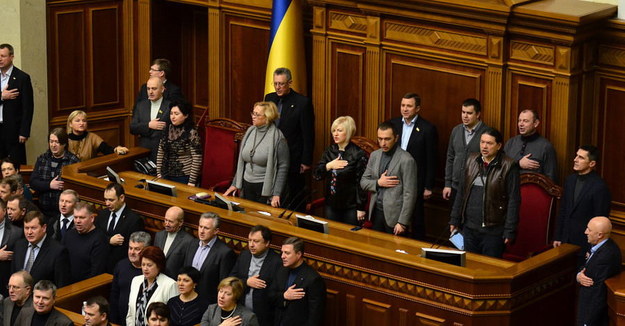 Оппозиция заблокировала трибуну парламента