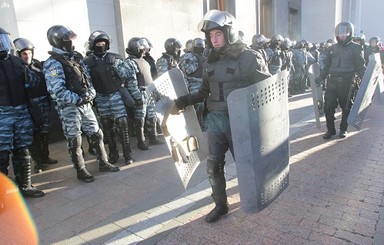 Митингующие бросили в спецназ дымовую шашку