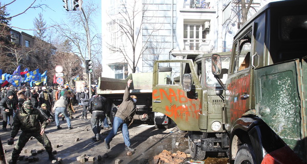 В стычке с митингующими пострадали солдаты внутренних войск