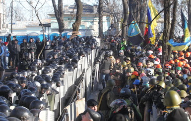 Митингующие взяли в плен сотрудников милиции