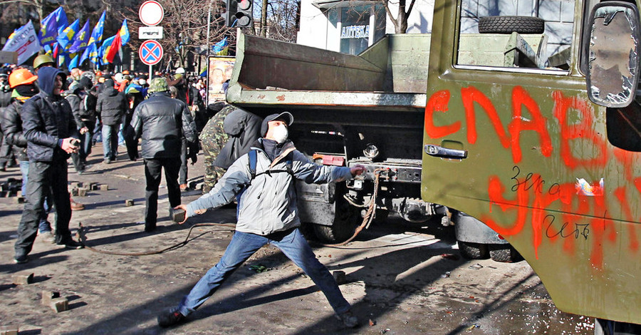 В Дом профсоюзов постоянно привозят раненых