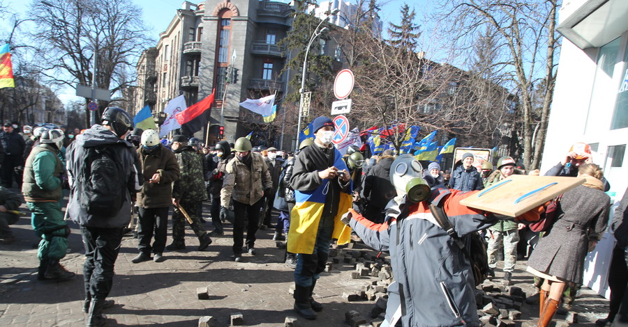 Штурмовики громят иномарки в правительственном квартале