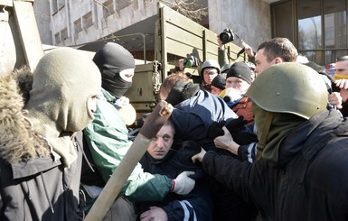 В правительственном квартале милиция разгоняет толпы водометом