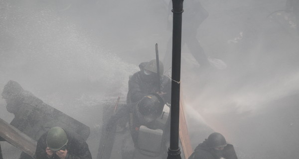 Пленных бойцов ВВ митингующие передали милиции