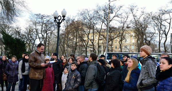 Туристы удивляются заброшенным паркам и длинной Набережной