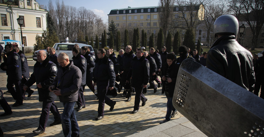 Митингующие перемирию не рады? 