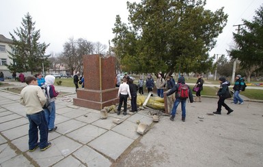 В Крыму снесли памятник Ленину