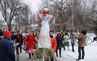 Масленица в городе: в Дубовке гулянья отменили, а в Конном театре постреляют из арбалетов 