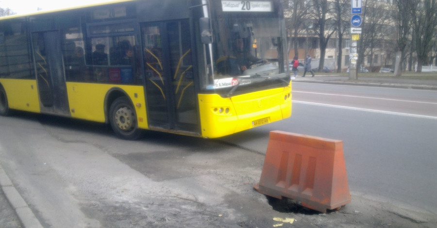 В Киеве посреди улицы двухметровая яма 