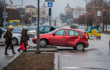 В центре Запорожья маршрутка попала в аварию