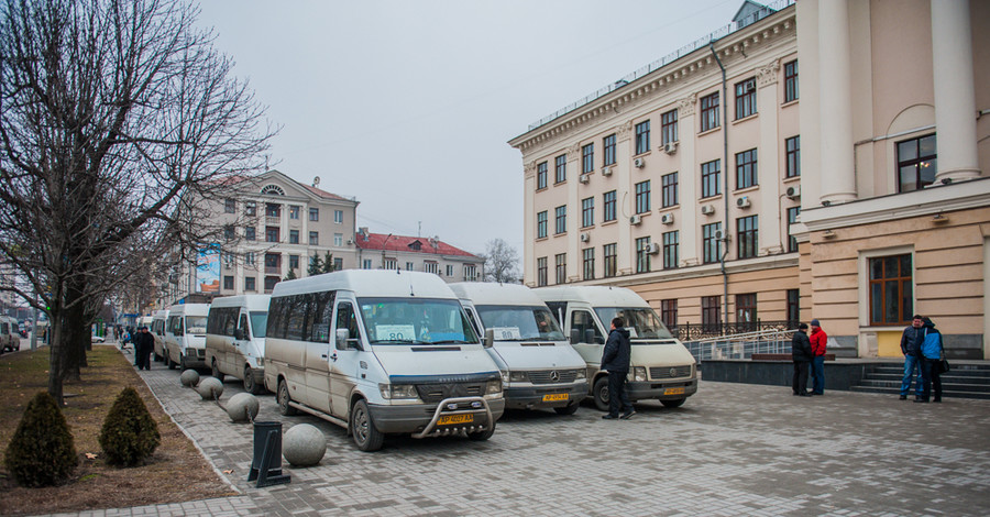 В Запорожье на забастовку вышли полсотни маршрутчиков