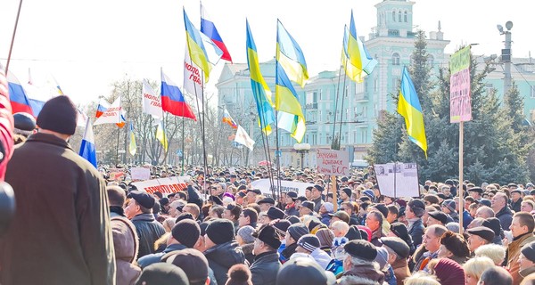 В Луганске российский флаг подняли, а затем сняли 