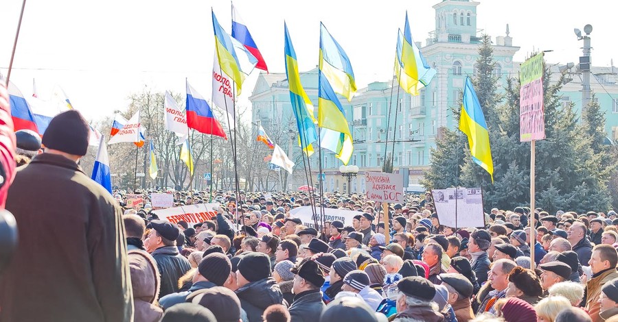 В Луганске российский флаг подняли, а затем сняли 