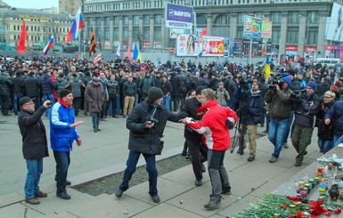 В Днепропетровске Антимайдан разгромил площадь Героев Майдана