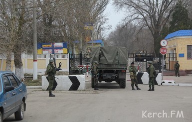 В Крыму продолжают блокировать украинские воинские части