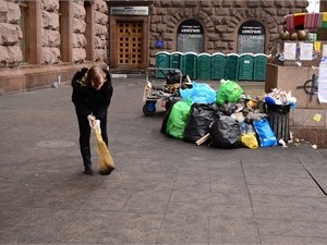 Мусором с Майдана можно заполнить школьный класс