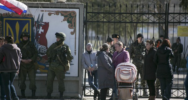 Крымчане просят военных не стрелять друг в друга 