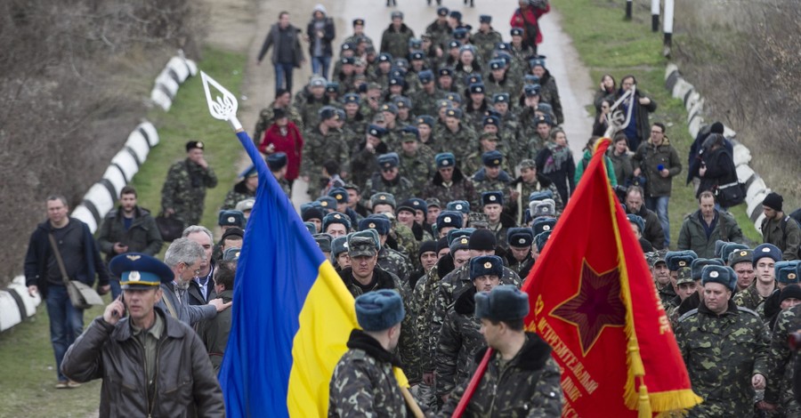 В Крыму разоружаются воинские части, а спикер улетел в Москву