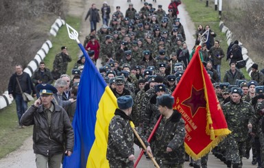 В Крыму разоружаются воинские части, а спикер улетел в Москву