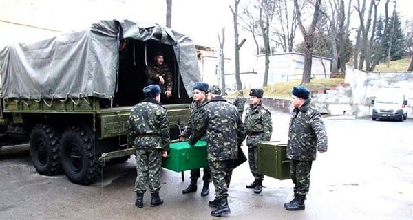 Львовские БТРы отправили с железнодорожной станции Скнылов на  восток