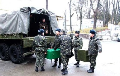 Львовские БТРы отправили с железнодорожной станции Скнылов на  восток