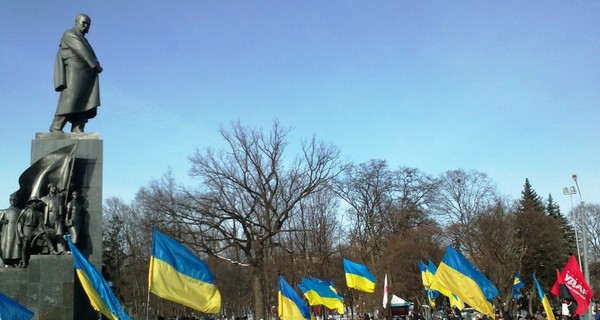 В Харькове политический кризис помирил фанатов, а бизнесмены стали зарабатывать на флагах