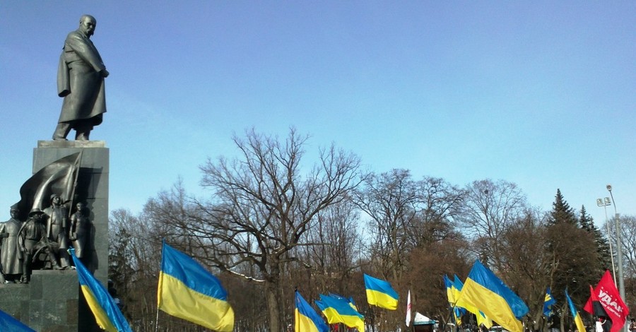 В Харькове политический кризис помирил фанатов, а бизнесмены стали зарабатывать на флагах