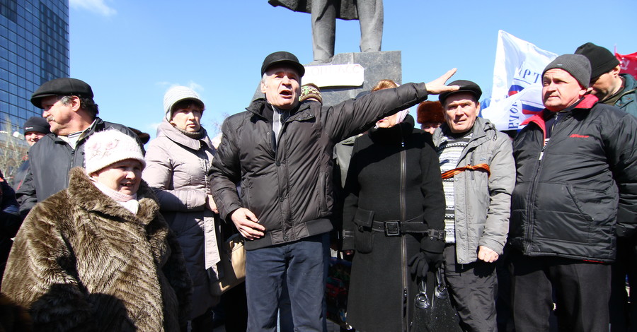 В Донецке митингующие перекрывают улицы и пытаются штурмовать  здание СБУ