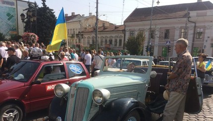 В Черновцах провели парад ретро-автомобилей