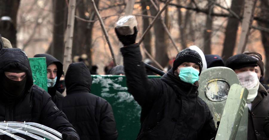 В Днепропетровске запретили ходить по улицам в масках