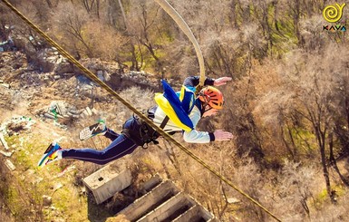 Днепропетротровский маркетолог прыгнул с 50-метровой высоты с флагом Украины