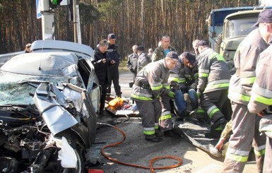 В Киеве грузовик раздавил легковушку, есть жертвы