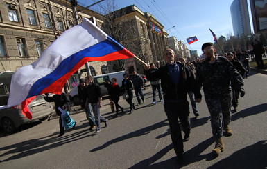 В Донецке митингующие опять перекрыли дорогу