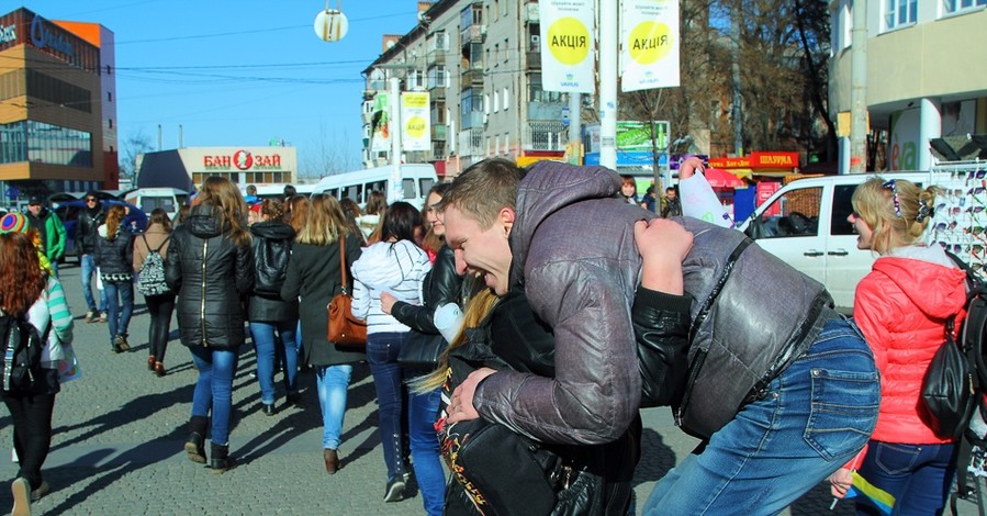 В Днепропетровске устроили день объятий