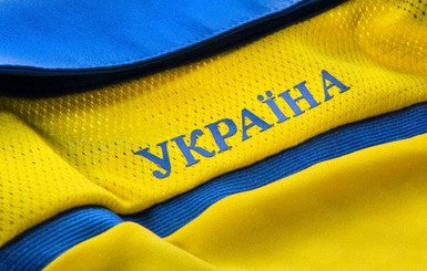 Новая форма сборной Украины: футболистам пришили воротнички