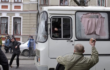 Милиция расследует нападение на автобус в Харькове