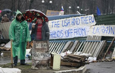 В Луганске демонстранты оградились колючей проволокой и показывают всем автоматы