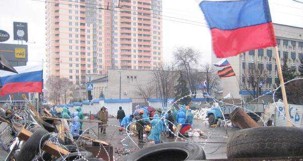 Митингующие у захваченного здания Луганского СБУ взяли таймаут