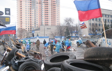 Митингующие у захваченного здания Луганского СБУ взяли таймаут