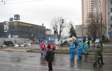 Митингующие у Луганского СБУ уверены: в местном аэропорте засел 