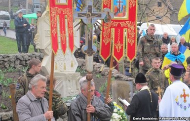 В Черкасской области поставили памятный крест Небесной сотне