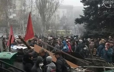 В Мариуполе: митингующие атаковали воинскую часть, сообщается о погибших 