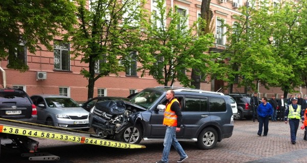 В Киеве внедорожник врезался в авто СБУ