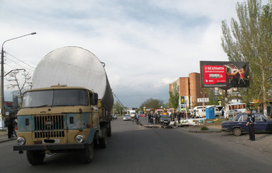 В Николаеве на пешехода упал столб