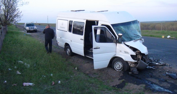 В аварии под Мариуполем пострадали девять человек