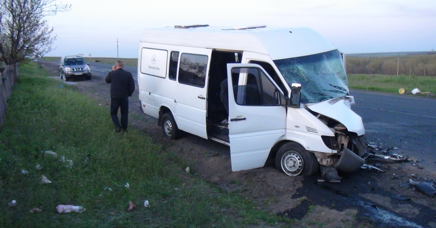 В аварии под Мариуполем пострадали девять человек