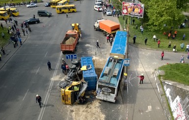 В Киеве грузовик с песком протаранил троллейбус