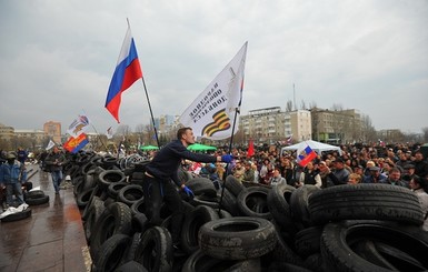 В Донецке митингуют коммунисты, а власти советуют уезжать на дачи